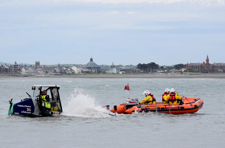 RNLI CREW COME TO AID OF SAILOR